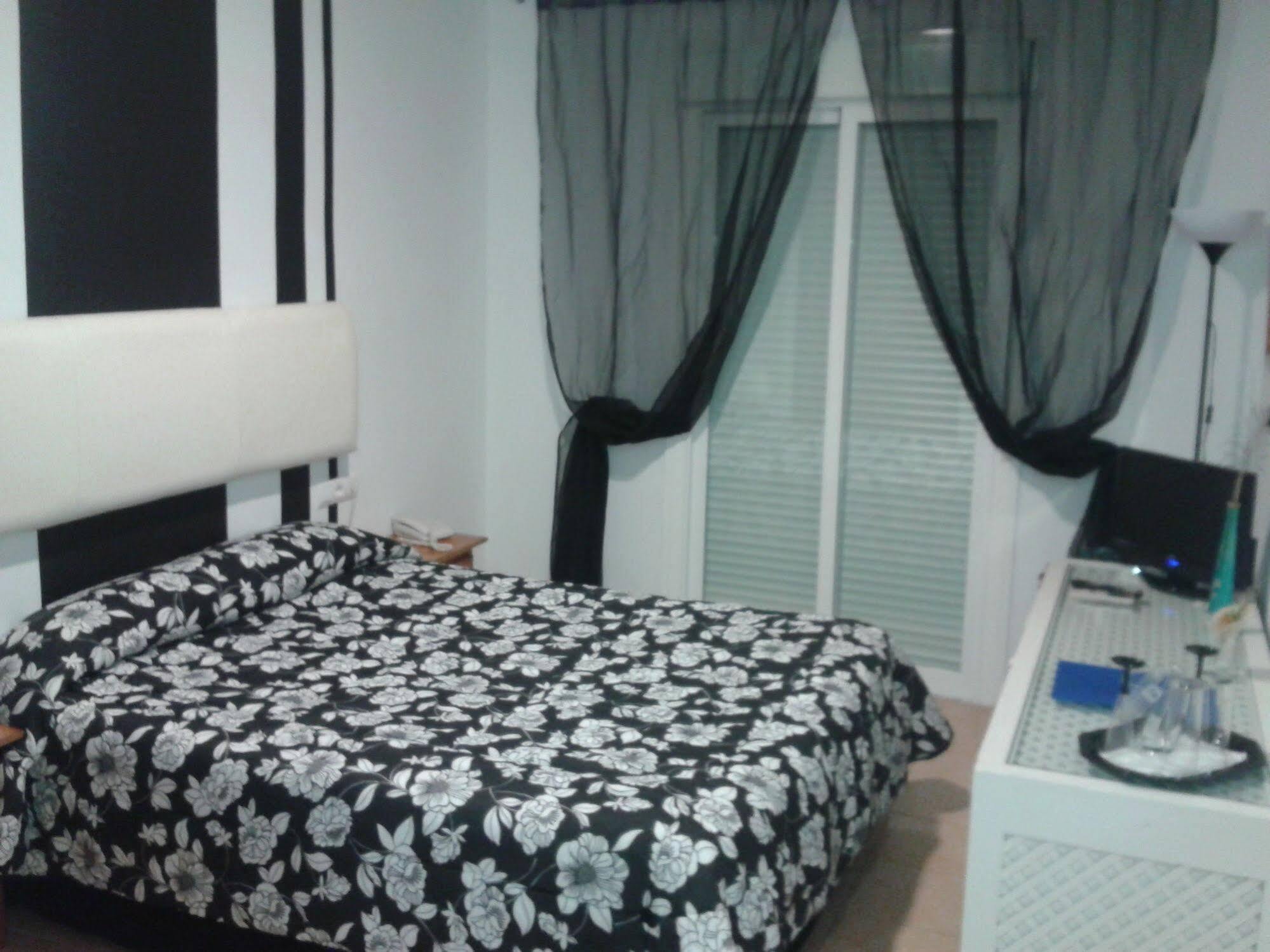Hostal Alhaja Playa Эль-Пуэрто-де-Санта-Мария Экстерьер фото
